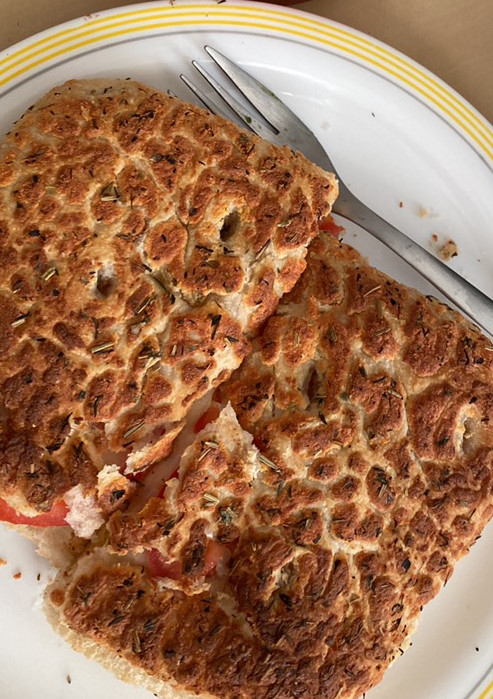 Una foto de Focaccia con tomates y queso feta