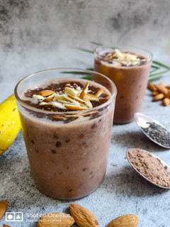 बनाना स्मूथी विथ चॉकलेट चिया सीड्स (banana smoothie with chocolate chia seeds recipe in Hindi) रेसिपी मुख्य फोटो