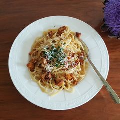 A picture of Pasta with chanterelles.