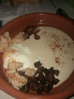 Una foto de Poche con crema de patata, portobellos y bacon