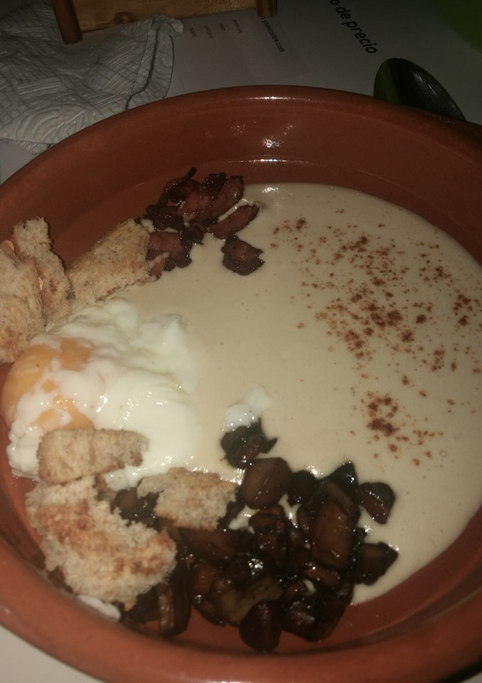 Una foto de Poche con crema de patata, portobellos y bacon