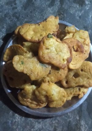 आलू के चटपटे पकौड़े (Aloo ke chatpate pakode recipe in hindi) रेसिपी मुख्य फोटो