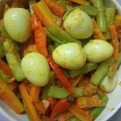 รูปของ Acar kuning (wortel, timun, telur puyuh)