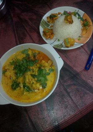 A picture of Punjabi pakora kadhi.