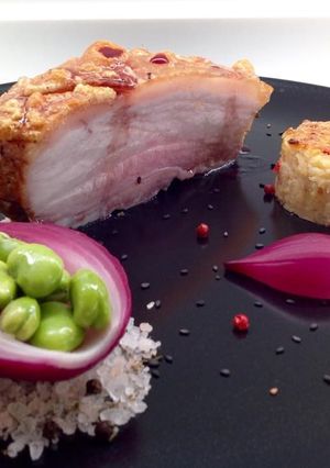 Foto di Pancia di maiale con pasticcio di patate e cipolla rossa