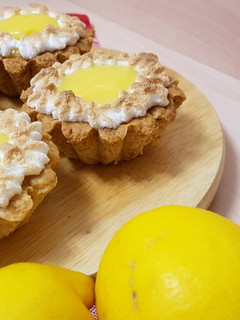 Una foto de Cestitas de limón con merengue