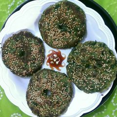A picture of Spinach Thalipeeth.