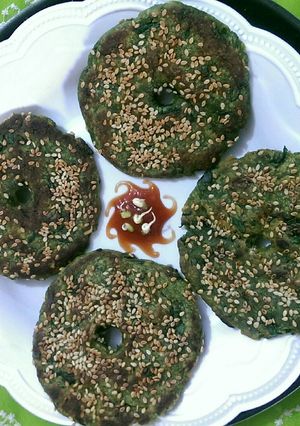 A picture of Spinach Thalipeeth.