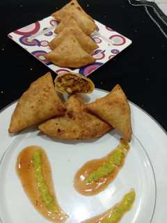 સમોસા (Samosa Recipe In Gujarati) રેસીપી મુખ્ય ફોટો