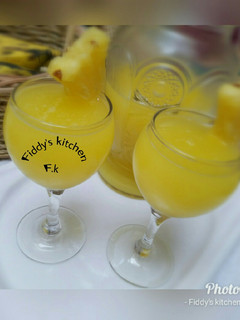 A picture of Pineapple and ginger juice.