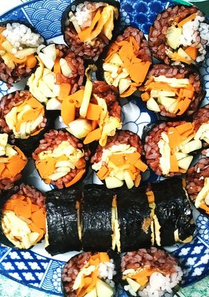 Hình của món Kimbap gạo lứt.