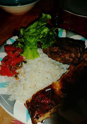 Una foto de Costillar de cerdo aliñado + BBQ