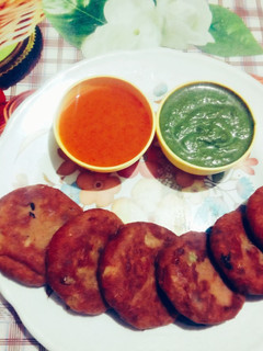 કાચા કેળા ની કટલેટ (Raw Banana Cutlet Recipe In Gujarati) રેસીપી મુખ્ય ફોટો