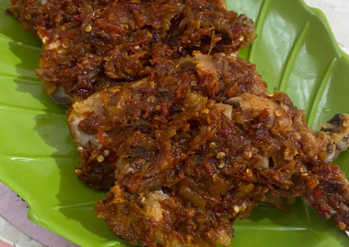Bagaimana Menyiapkan Ayam geprek pedas, Lezat