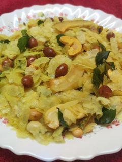 पातळ पोहा चिवडा (patal pohe chivda recipe in marathi) रेसिपी चे मुख्य फोटो