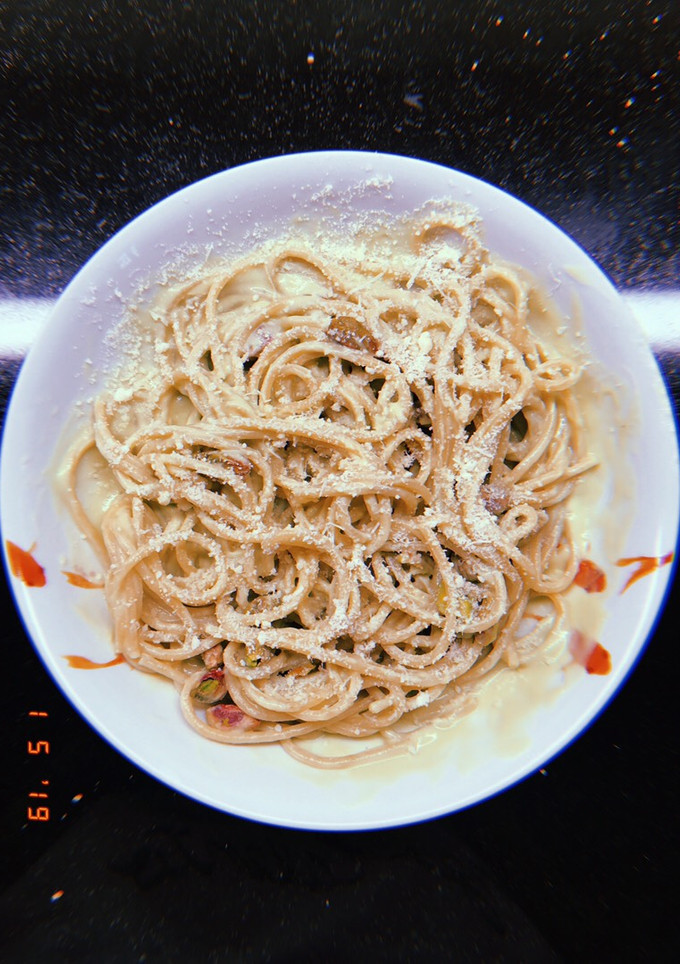 Una foto de Espaguetis con Salsa de Aguacate y Pistachos