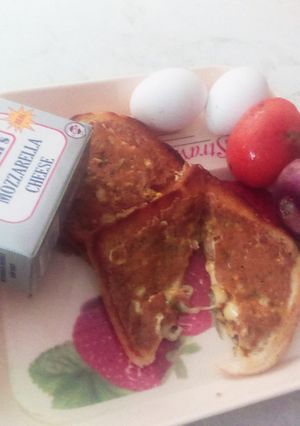 A picture of Egg 🧀 cheese bread 🍞 😋 😍.
