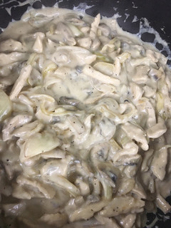 Una foto de Pollo en crema de champiñones