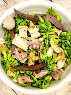 Hình của món Lòng gà/vịt/ngan xào hoa thiên lý.