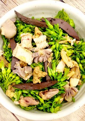 Hình của món Lòng gà/vịt/ngan xào hoa thiên lý.