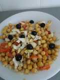 Ensalada de garbanzos con tomate, cebolla, aceitunas y pimiento rojo