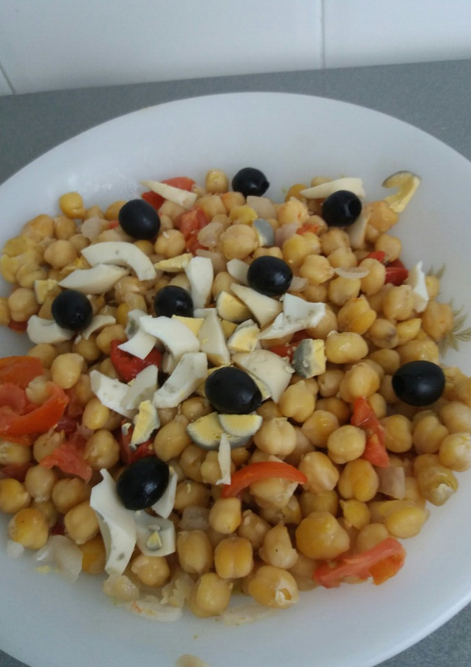 Una foto de Ensalada de garbanzos con tomate, cebolla, aceitunas y pimiento rojo