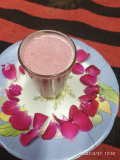 रोज़ मिल्क शेक (rose milk shake recipe in Hindi) रेसिपी मुख्य फोटो