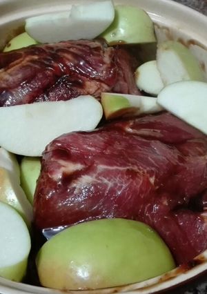 Una foto de Bondiola con manzanas verdes, en salsa teriyaki