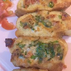 A picture of Omellte coated dinner roll.