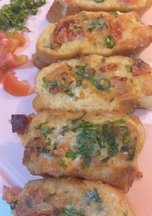 A picture of Omellte coated dinner roll.