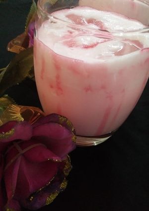 A picture of Strawberry Lassi.