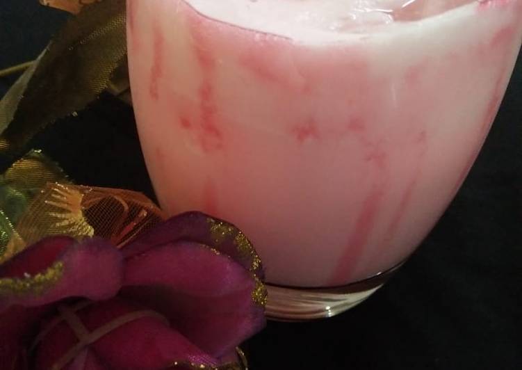 Recipe of Perfect Strawberry Lassi