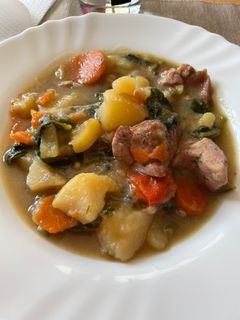 Una foto de Patatas guisadas con pavo y verduras