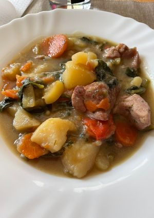Una foto de Patatas guisadas con pavo y verduras