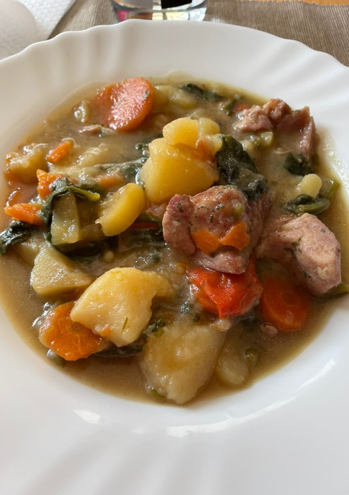 Una foto de Patatas guisadas con pavo y verduras