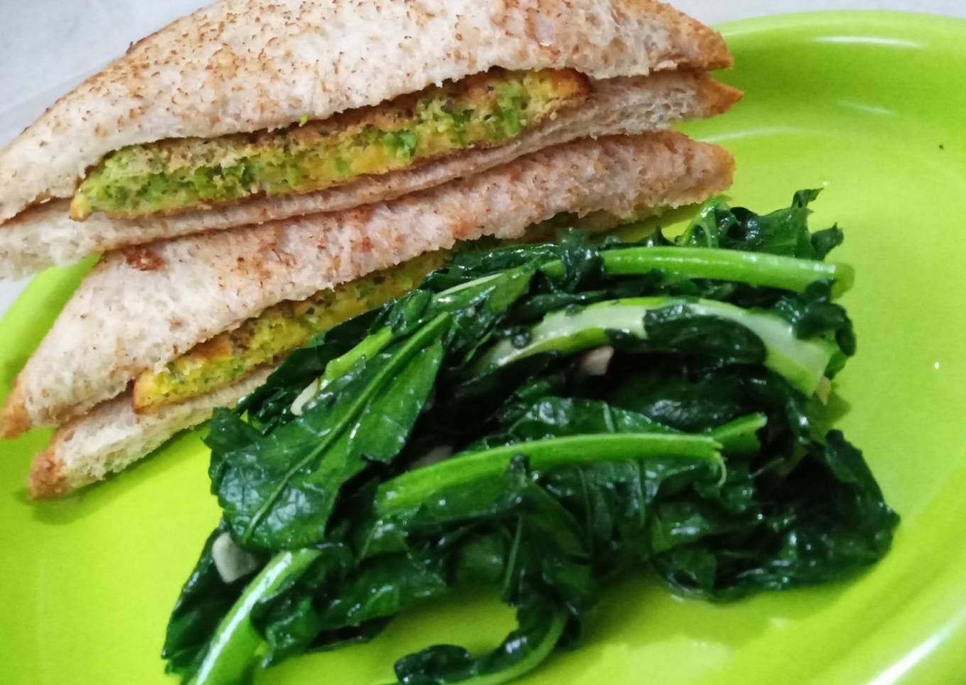 Egg Sandwich with Broccoleaf (sandwich telur dgn daun brokoli)