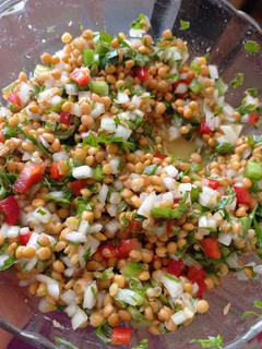 Una foto de Ensalada acevichada de lentejas