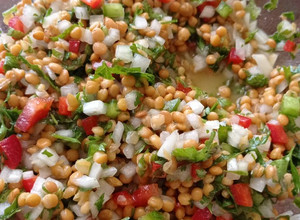 Una foto de Ensalada acevichada de lentejas