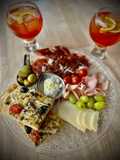 Cena italiana: Focaccia y tabla antipasti con Aperol