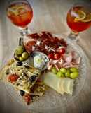 Cena italiana: Focaccia y tabla antipasti con Aperol