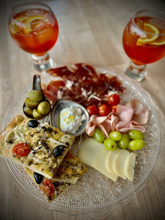 Una foto de Cena italiana: Focaccia y tabla antipasti con Aperol