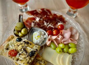 Una foto de Cena italiana: Focaccia y tabla antipasti con Aperol