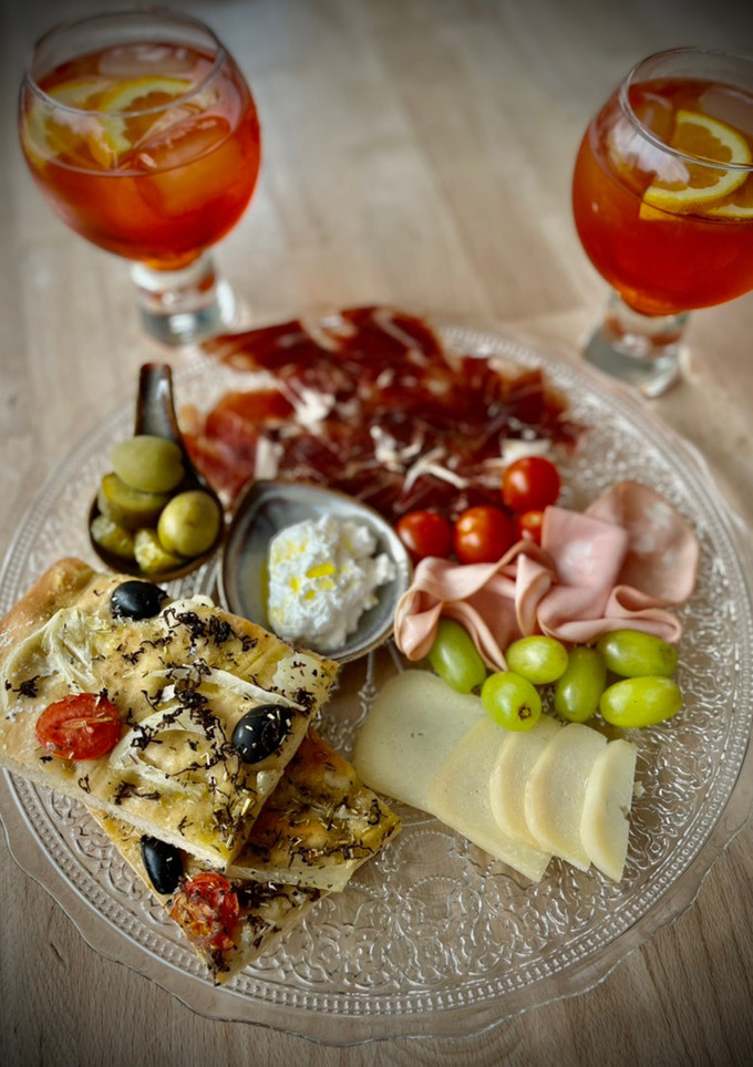 Una foto de Cena italiana: Focaccia y tabla antipasti con Aperol