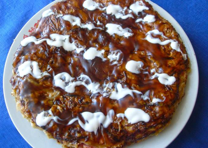 Японская жареная лепешка из капусты "окономияки"