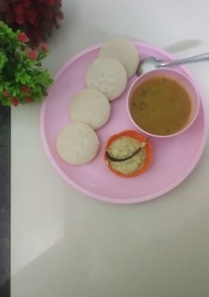 ઇડલી સાંભાર (Idli Sambhar Recipe In Gujarati) રેસીપી મુખ્ય ફોટો