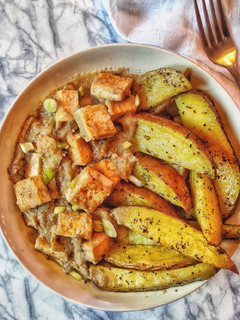 Una foto de Tofu en salsa de setas con patatas al horno