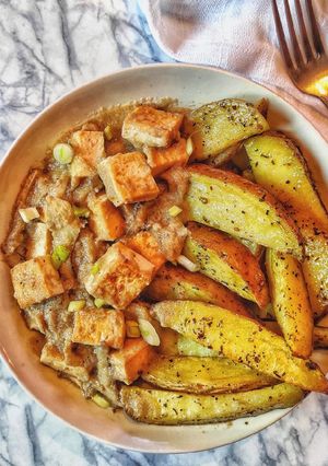 Foto principal de Tofu en salsa de setas con patatas al horno