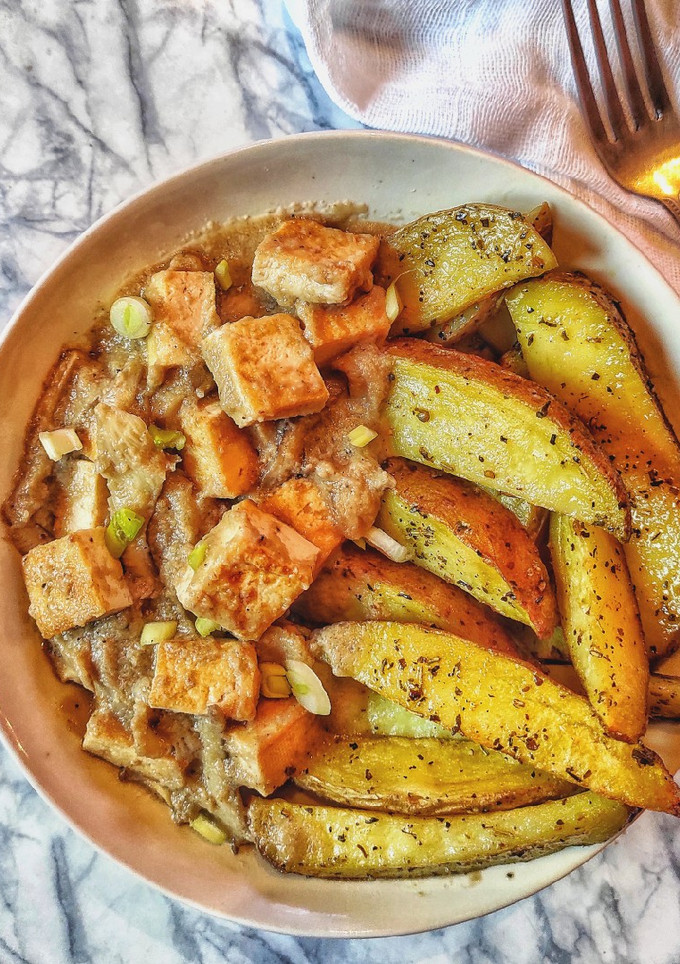 Una foto de Tofu en salsa de setas con patatas al horno
