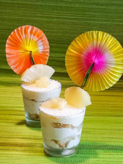 Una foto de Mousse de piña y coco con bizcocho
