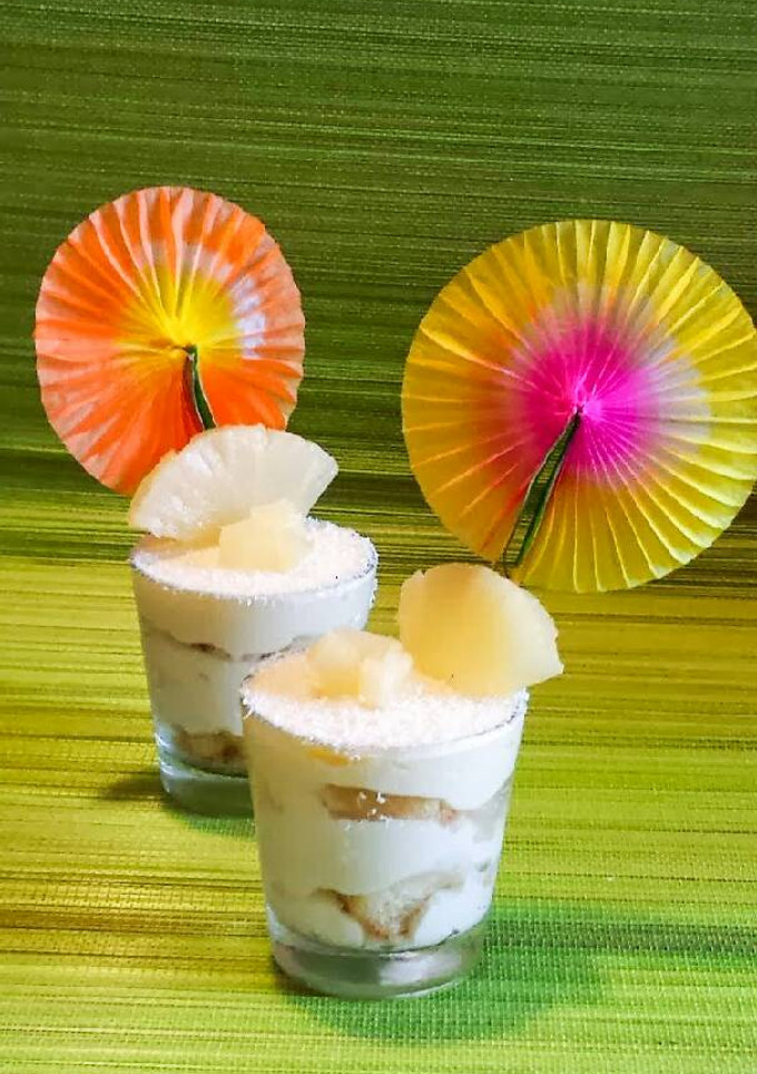 Una foto de Mousse de piña y coco con bizcocho